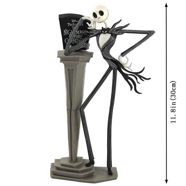 figura de acción de jack skellington, juguete coleccionable de pvc de 30cm, pesadilla antes de navidad, regalo — figura PVC de 30 cm que muestra a Jack Skellington con cabeza de calavera, traje negro a rayas y brazos alargados, apoyado en un pedestal decorativo; acabado pintado, sin caja retail; adecuada para exhibición de colección o decoración temática.