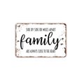 thumbnail image 1 of Letrero de metal con texto en inglés "Lado a lado o a kilómetros de distancia", "La familia siempre está cerca del corazón", arte de cocina de granja moderno, tamaño: 8 x 12 pulgadas, 1 of 4