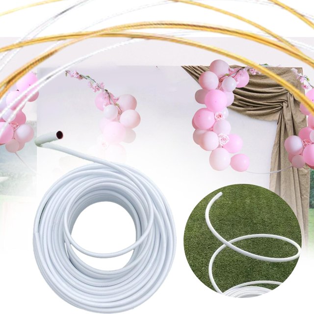 tubo de modelado de pvc, tubo de globo, soporte de marco de arco portátil, tubo de utilería decorativo flexible, tubo de decoración de fiesta para blanco. Rollo enrollado de 5 m (196.9 in) de PVC liso y cilíndrico con extremo hueco visible; detalle circular muestra sección doblada en espiral sobre césped, composición con guirnaldas de globos rosas sugeridas para bodas y cumpleaños. Ideal para arcos y guirnaldas de globos y a menudo usado para montar soportes ligeros de utilería en eventos.