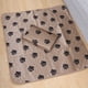 thumbnail image 4 of Almohadillas lavables para orina de perro, alfombrilla con impresión de huellas, almohadilla de entrenamiento con absorción de agua, suministros para cachorros y gatos (60 x 40 x 0,5 cm, marrón), 4 of 5