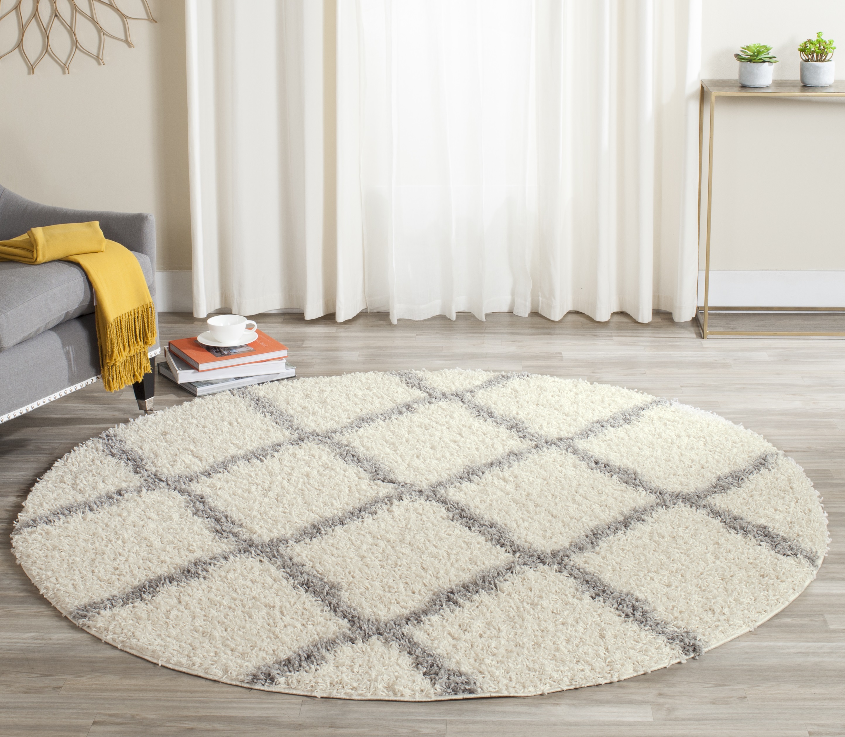 Safavieh Daley Geometric Plush Shag Round Area Rug