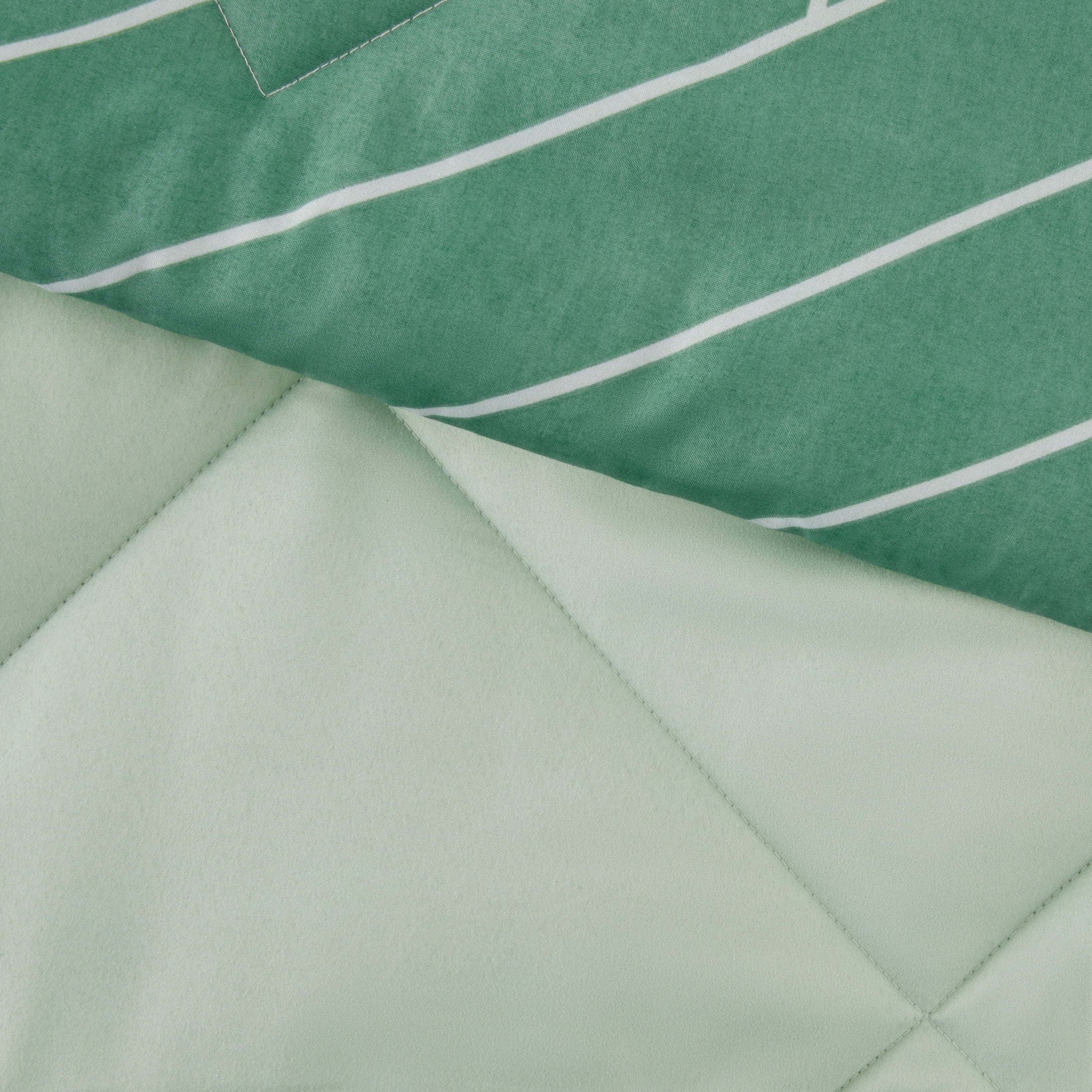 Mainstays Twin/Twin XL All-Season Reversible Microfiber Comforter, Green Geo