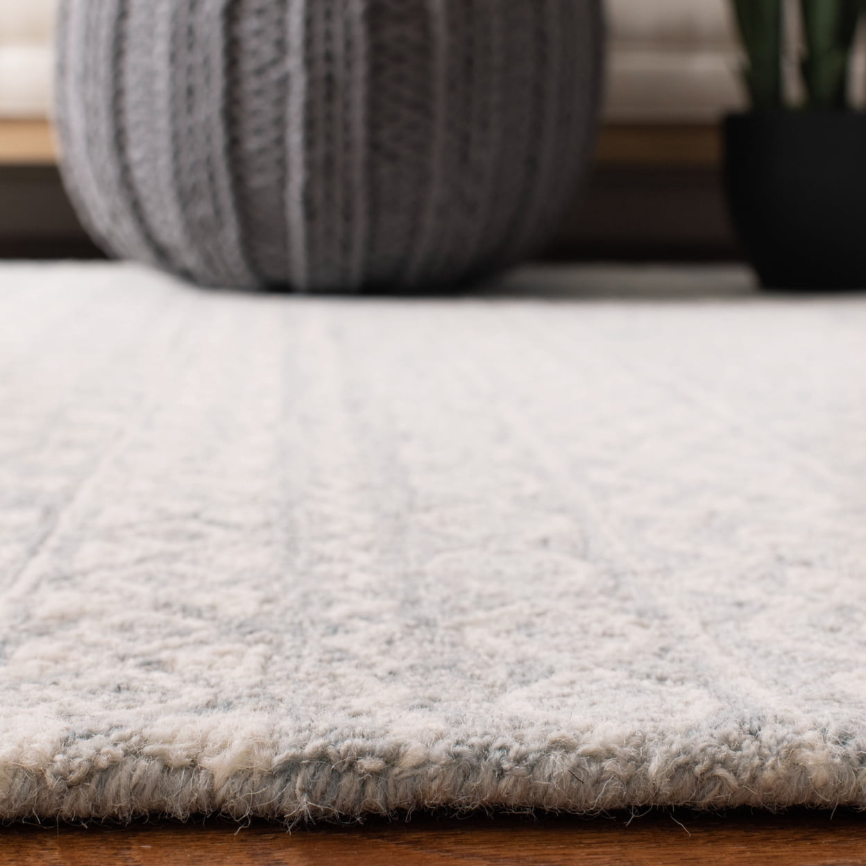 SAFAVIEH Micro-Loop Daithi Geometric Aztec Wool Area Rug, Aqua/Ivory, 4' x 6'
