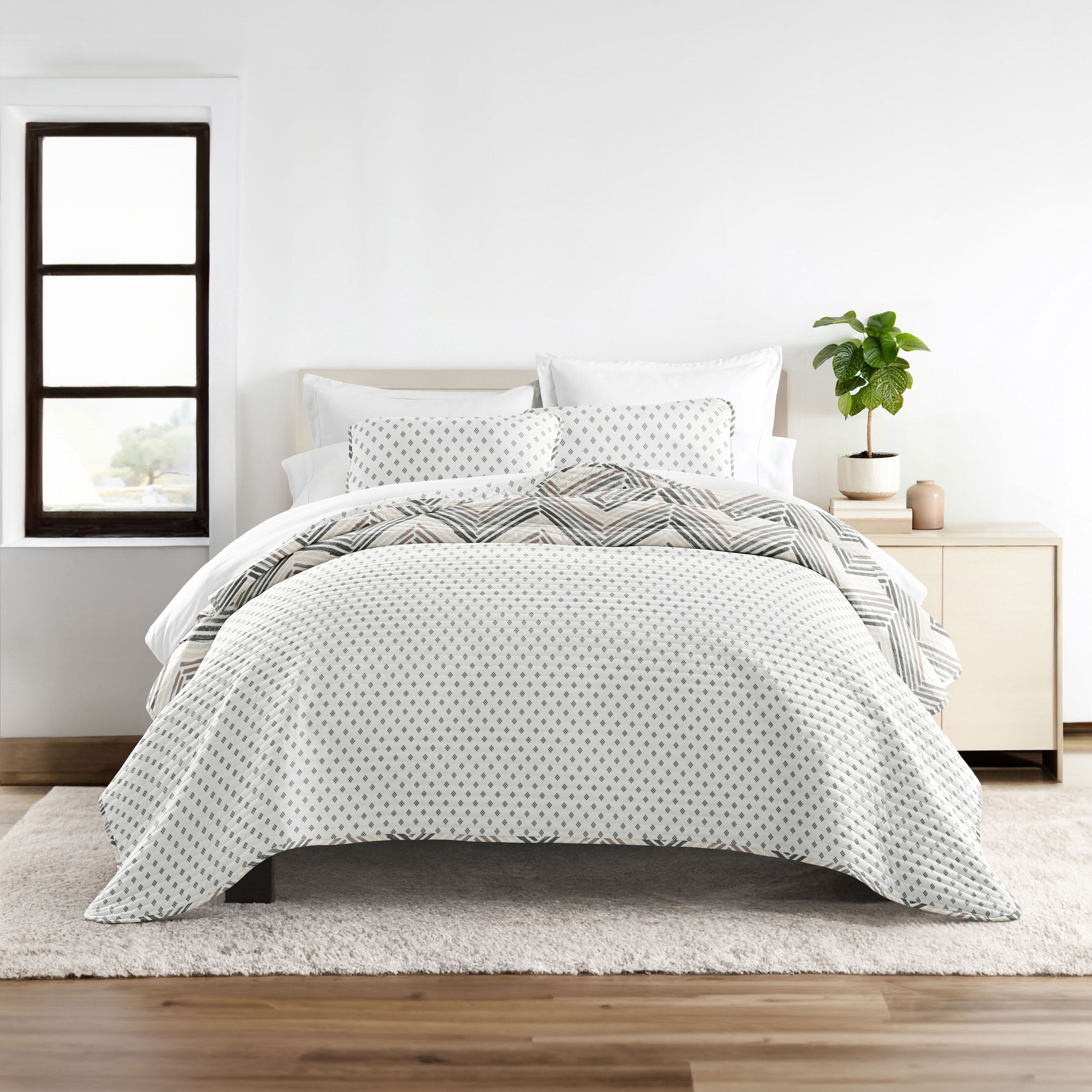 Lightweight Reversible Quilt Sets in Light Gray Painted Chevron Stitched Coverlet for Full/Queen Size Beds by Comfort Canopy