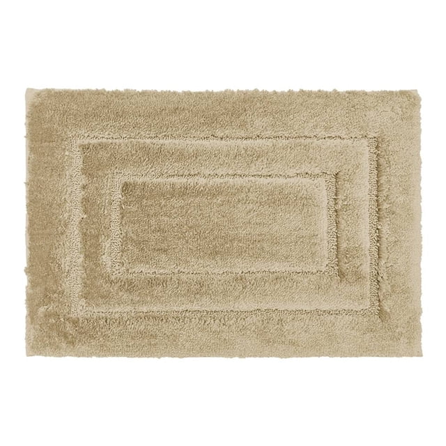 tapete de baño hometrends color beige 60x40 cm Tapete de baño Hometrends 40x60 cm, vista cenital frontal en microfibra beige con relieve rectangular y borde escalonado; textura absorbente visible y tono uniforme, base antideslizante TPR indicada en especificaciones, apto para colocar junto a la regadera.