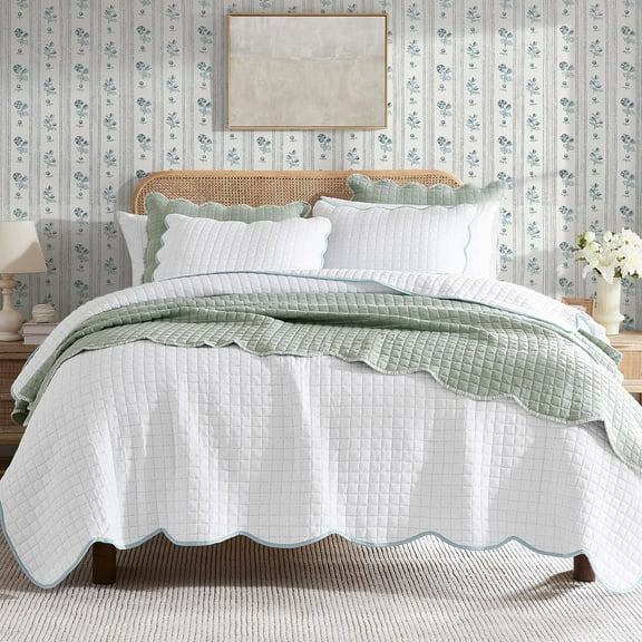 White King Size Quilt Bedding Set, Blue Scalloped Farmhouse Country Rustic Lightweight Soft Coverlet for All Season, Cute Cozy Pick Stitch Bedspread, 2 Pillow Shams