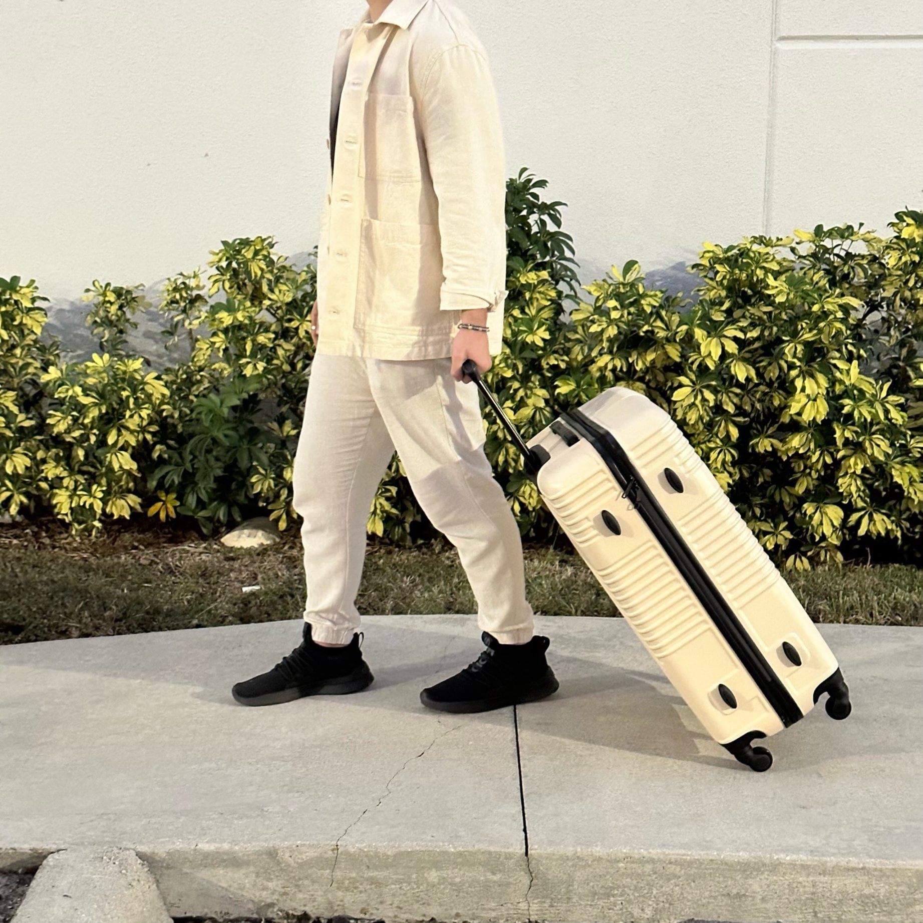 InUSA Resilience 24" Hardside Lightweight Luggage with Spinner Wheels, Handle, and Trolley, Sand