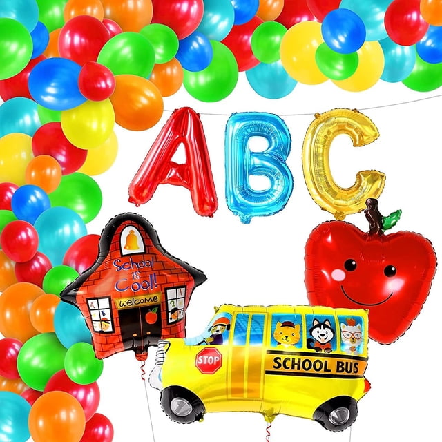 abc juego de arco de regreso a la escuela adorno de jardín alternativo - paquete de 129 globos de manzana, globo de autobús escolar - decoraciones de bienvenida de regreso a la escuela para el ho kit grande de 129 globos, vista frontal 3/4, primer plano. Letras foil "ABC" (rojo, azul, dorado), globo foil en forma de manzana roja con cara sonriente, globo foil de casa escolar con texto "School is Cool" y globo foil de autobús escolar amarillo con la leyenda "SCHOOL BUS"; arco exterior de globos de látex multicolor en varios tamaños y acabados metálicos sobre fondo blanco. Suele emplearse como fondo para fotos del primer día de clases.