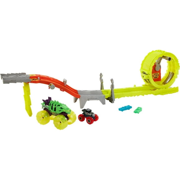 Hot Wheels Monster Trucks Power Smashers Charge & Chase Challenge track set with Oversized Skelesaurus, 1:64 Scale Bone Shaker & 2 Crushed Cars