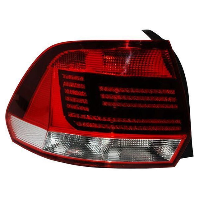 calavera izquierda volkswagen vento 2016 2017 2018 2019 2020 tyc calavera Rojo halógeno; vista 3/4 frontal de la calavera trasera izquierda para Vento 2016-2020 con lente roja y banda inferior transparente para luz de reversa, patrón de franjas horizontales; sin arnés incluido, pieza TYC adecuada para el lado del conductor.