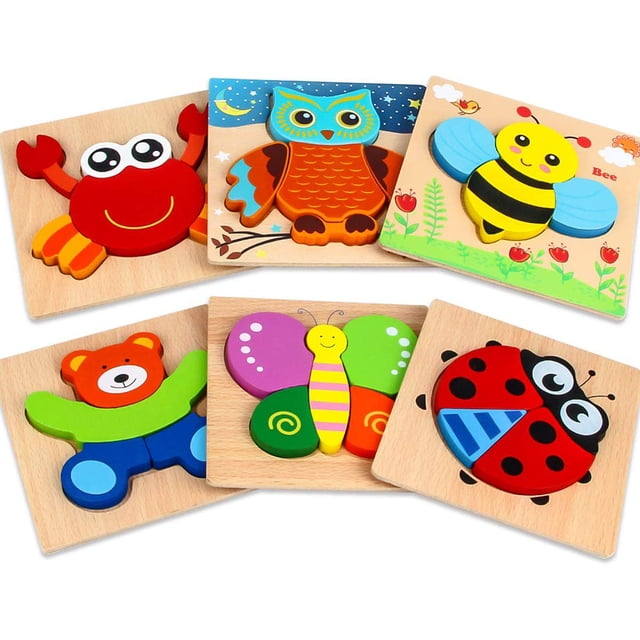 rompecabezas de madera 6 piezas rompecabezas de animales para niños pequeños 1 2 3 años juguetes educativos para niños y niñas oso de fresa — seis placas cuadradas de madera con piezas encajables en relieve: cangrejo rojo, búho naranja y azul sobre fondo nocturno, abeja amarilla con alas azules y flores, oso marrón con brazos verdes, mariposa multicolor y mariquita roja; piezas grandes y contorneadas para manos pequeñas, bordes lisos, colores brillantes y medidas aproximadas 5.8 x 5.8 x 0.6 pulg (14.7 x 14.7 x 1.5 cm). Vista frontal centrada sobre fondo blanco; también adecuado para juego sensorial y práctica de coordinación ojo-mano.