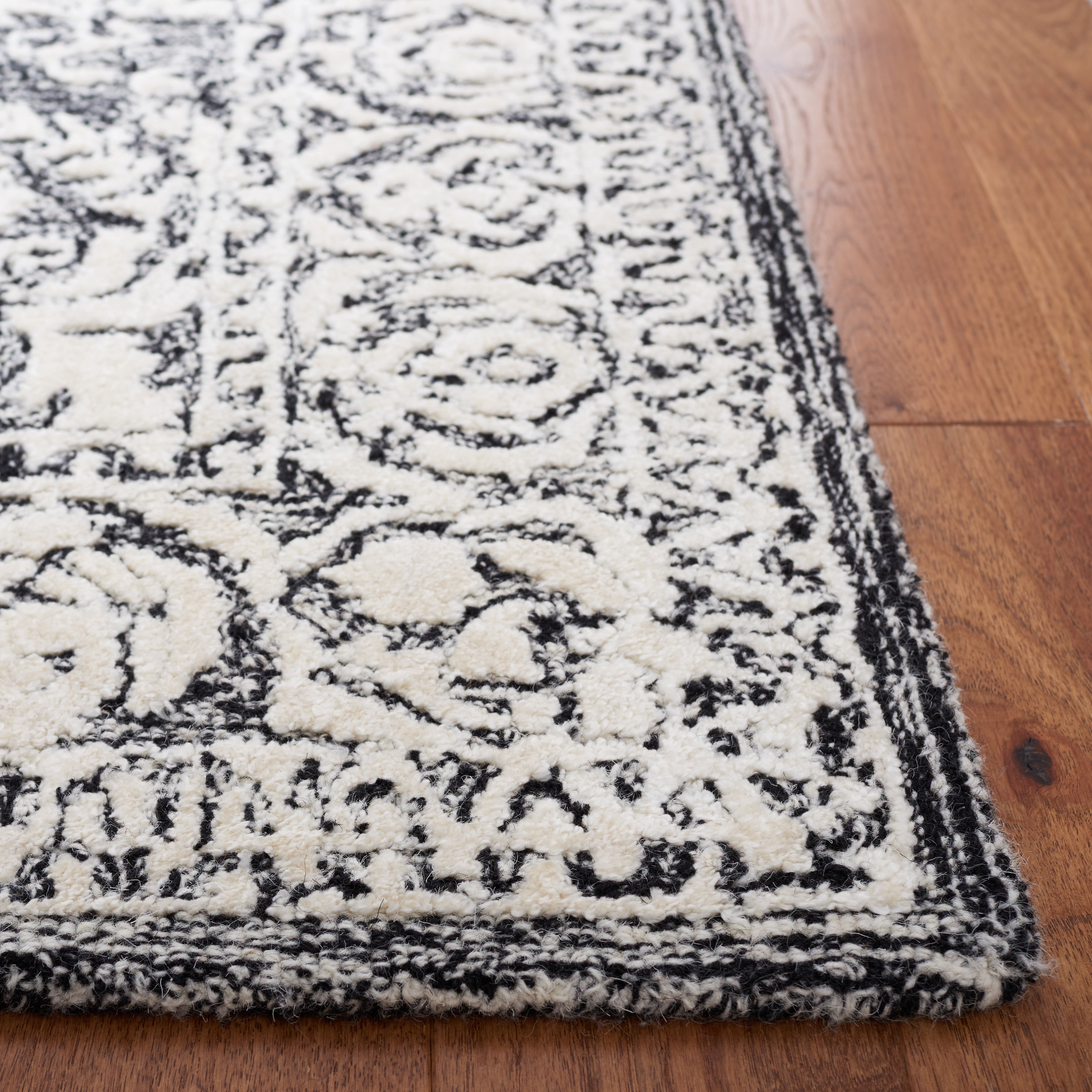 SAFAVIEH Precious Darrin Quatrefoil Runner Rug, Black/Ivory, 2'3" x 8'