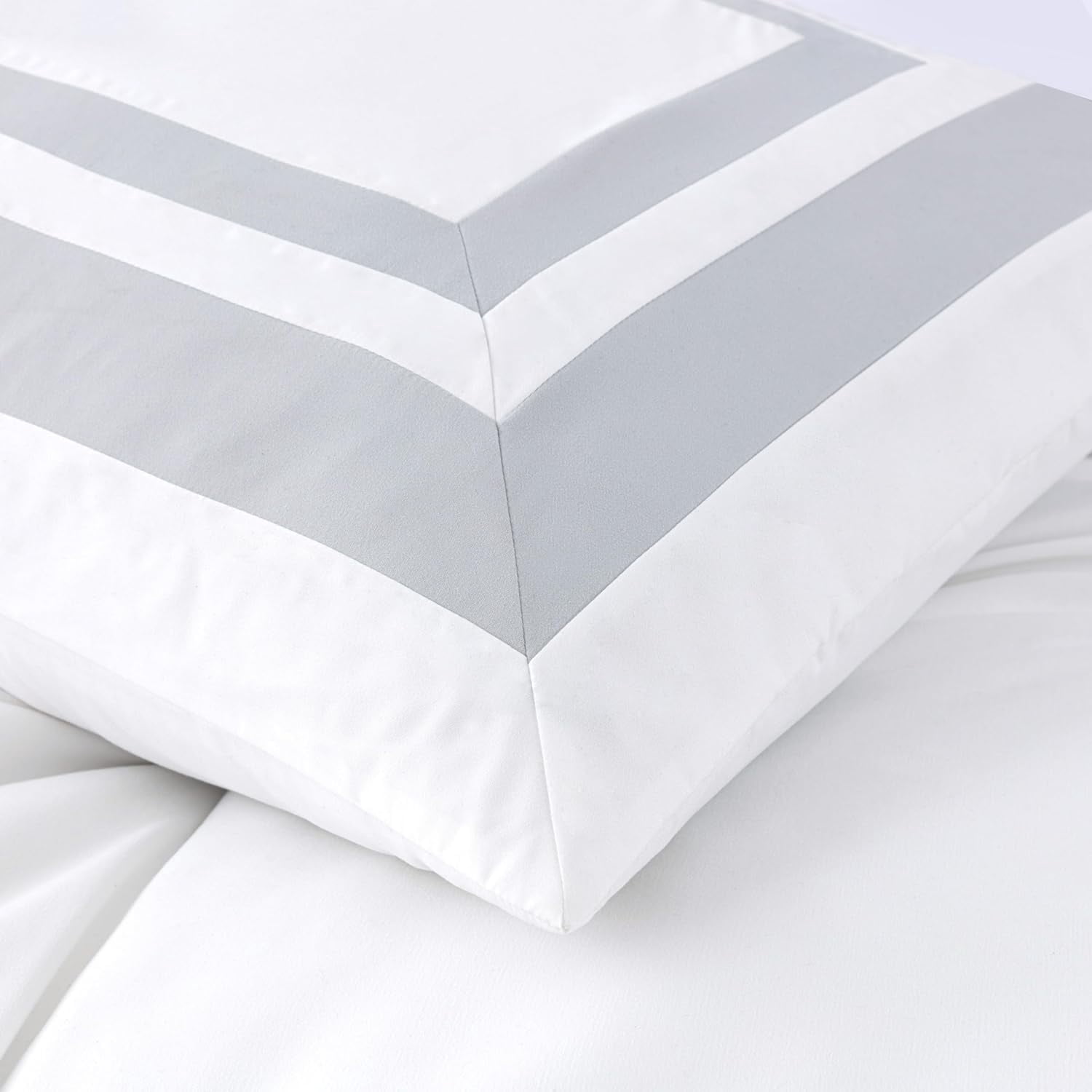 Chezmoi Collection Wyatt 7-Piece Queen Bed in a Bag Comforter Set with Sheets Hotel Style White/Black Square Pattern Bedding Set