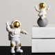 thumbnail image 4 of Juego de 3 estatuas de astronauta doradas y blancas, figuras de escultura del espacio exterior para decoración del hogar, adornos para tartas, 4 of 5