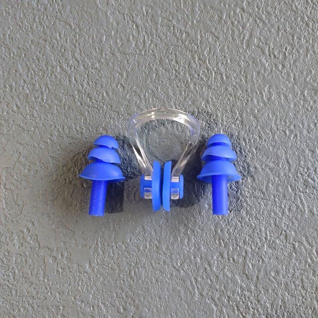 Juego de 1 paquete de tapones para los oídos con clip nasal de silicona en caja, reutilizables, tapones para los oídos y clip nasal impermeables para niños y adultos para nadar, duchas