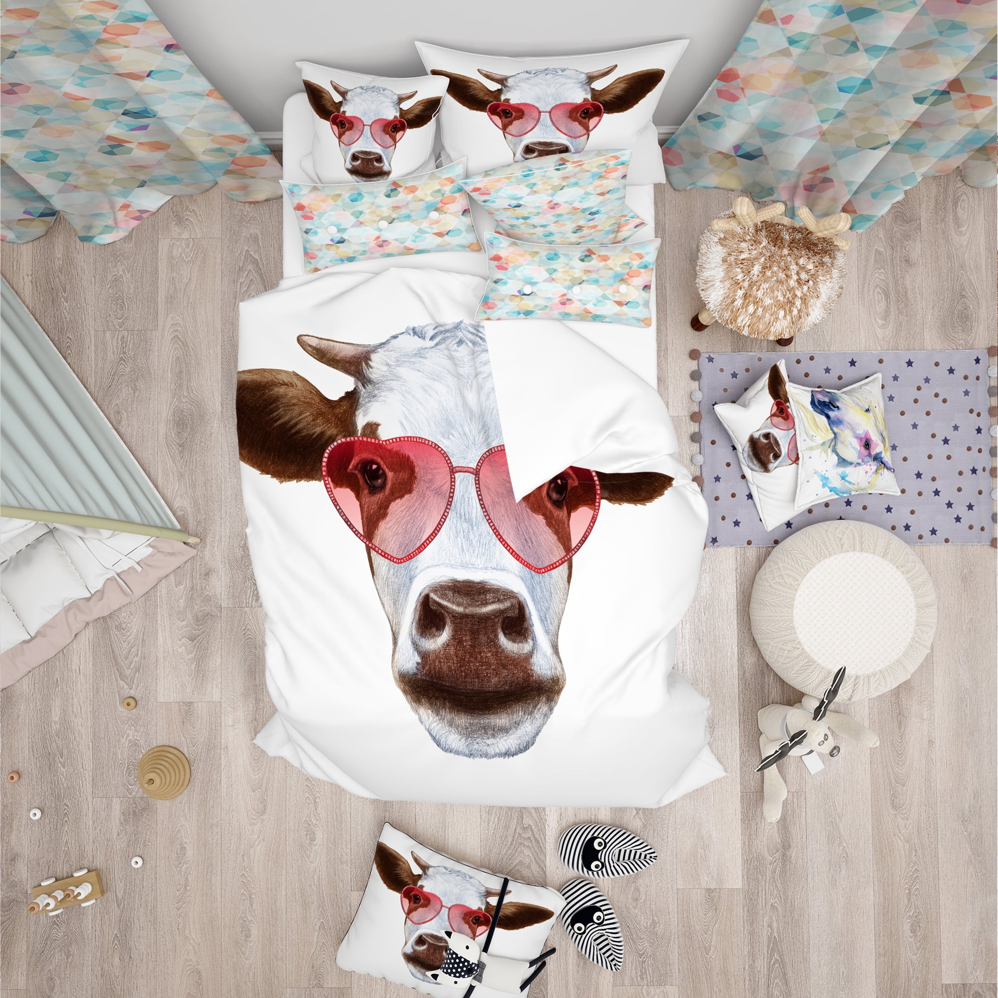Designart 'Cow with Red Heart Glasses' Modern & Contemporary Duvet Cover Set