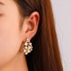 thumbnail image 2 of Aretes de flores en forma de C de estilo francés con diamantes y aretes huecos, 2 of 5