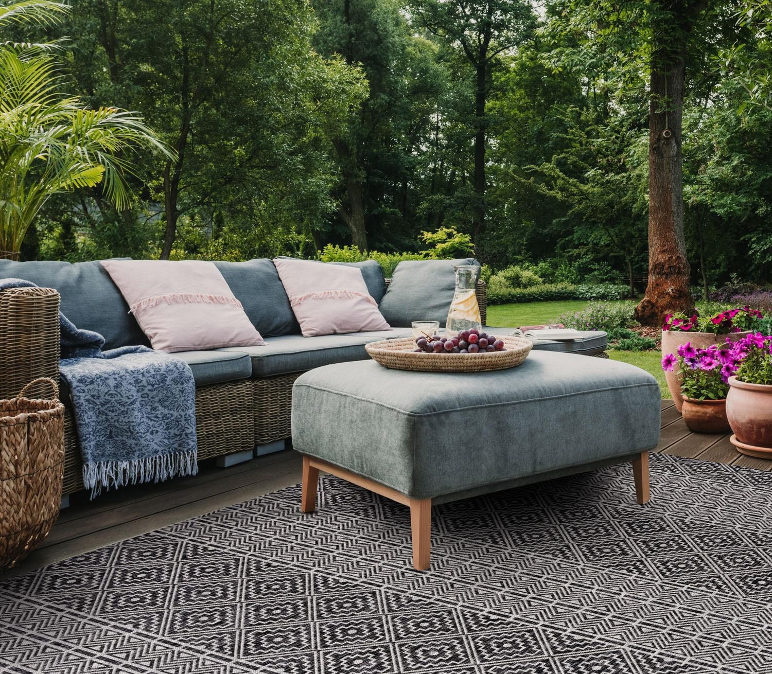 SAFAVIEH Courtyard Karen Chevron Indoor/Outdoor Area Rug