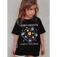 thumbnail image 1 of Camiseta SCKMEU para niña con estampado de diversidad espacial, cuello redondo, 100 % poliéster, corte regular, elasticidad media, estampado de dibujos animados, para primavera/verano., 1 of 5
