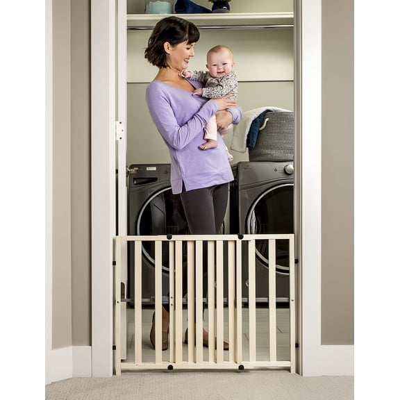 Regalo Wooden Expandable Safety Gate, Wooden Gate, Ages 6 to 24 Months