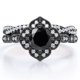 thumbnail image 1 of JeenMata Anillo Nupcial con Diseño Floral Milgrain Art Déco de 1,5 Quilates en Forma Redonda, Creado en Laboratorio, con Pavé Cruzado de Diamantes Negros y Moissanita Engastado en Plata, 1 of 6