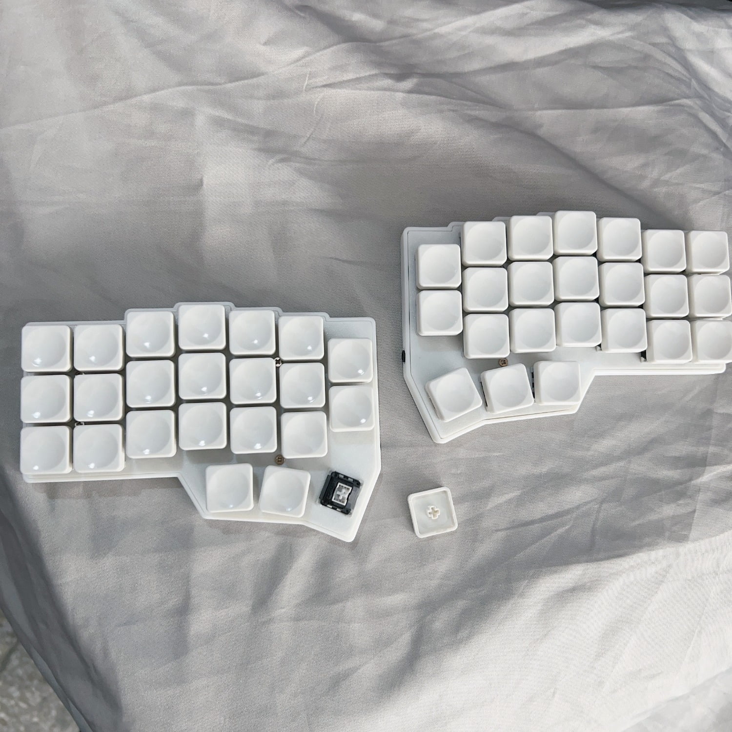 CORNE V4 Split Ergonomic Keyboard, 46-Key 40% Layout Low Profile Wireless Mechanical Keyboard with Hot-Swappable Switches, RGB Backlight, QMK/VIAL Programmable