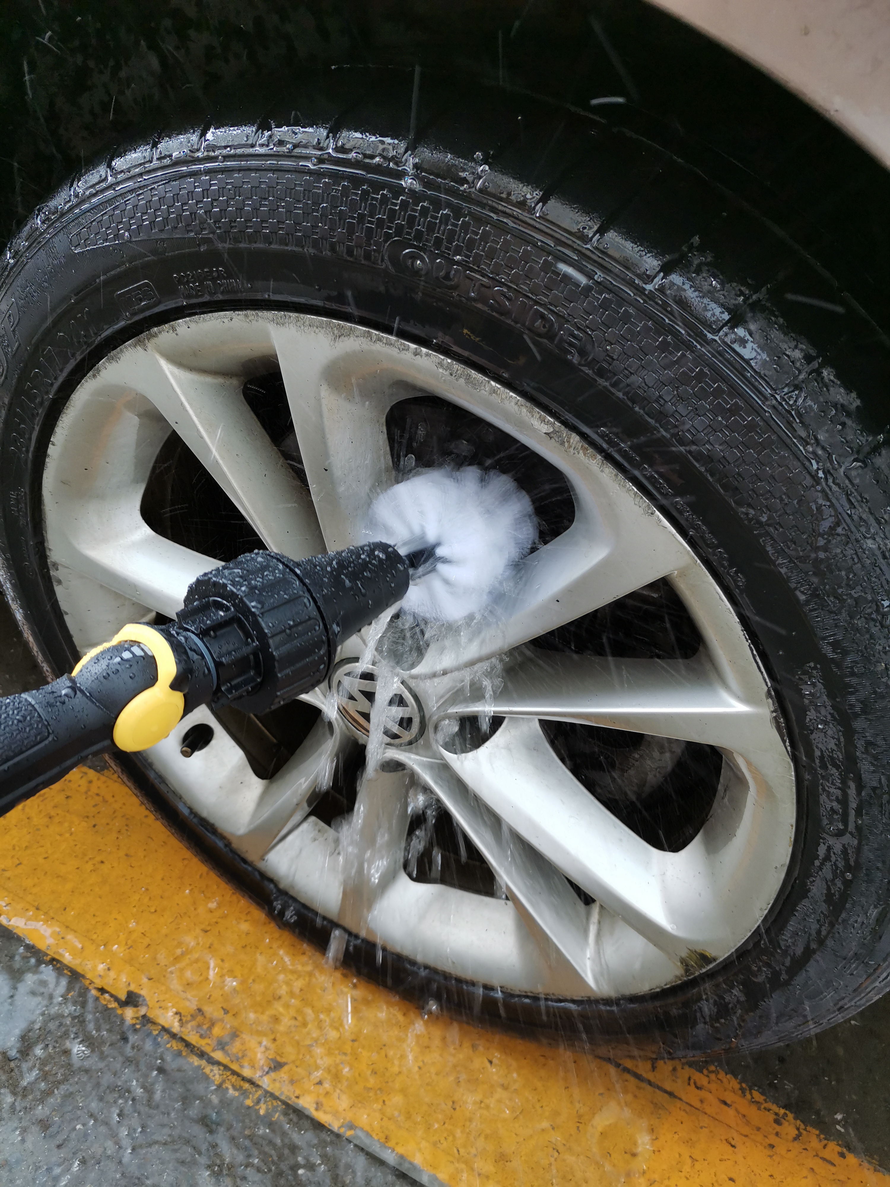 Auto Drive Brand Rotatable Water-Powered Form Brush for Car Cleaning and Household Cleaning