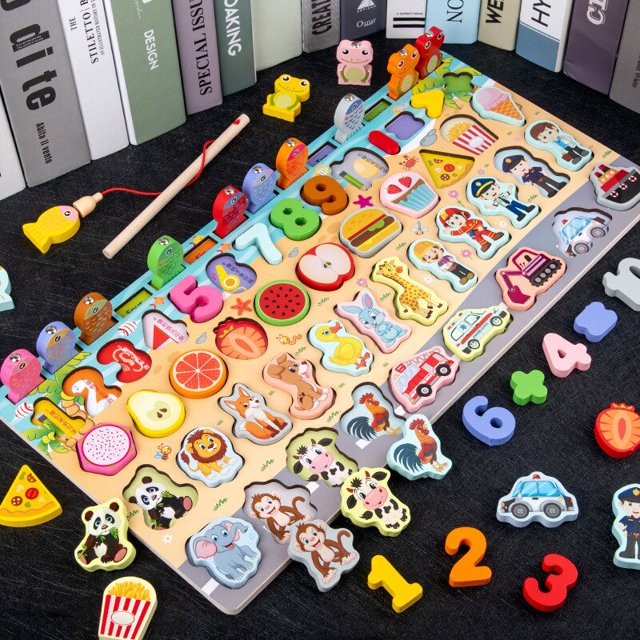 qwz rompecabezas educativo, tablero en madera para aprendizaje montessori: vista cenital de un tablero de madera con ranuras y piezas encajables pintadas; muestra números 0 a 9, figuras de animales, frutas y objetos, y una caña de pesca con imán para sacar piezas; pensado para conteo, unión de colores y coordinación motora fina en niños. También se usa frecuentemente como material didáctico para actividades de clasificación.