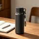 thumbnail image 5 of Taza de viaje aislada de acero inoxidable de 800 ml con tapa segura y asa para bebidas calientes o frías, compacta y portátil para acampar, la oficina y el uso diario., 5 of 7