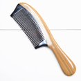 thumbnail image 1 of Peine de sándalo verde boutique de 20CM, peine de cuerno de masaje, peine de pelo de dientes finos, peine de peluquería, 1 ud., 1 of 5