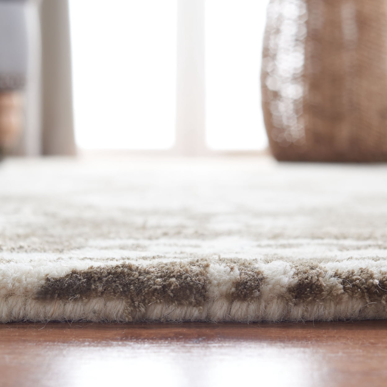 SAFAVIEH Soho Alicia Floral Wool Area Rug, Beige/Ivory, 7'6" x 9'6"