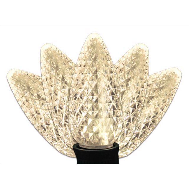 luces navideñas para celebraciones, led platino, C9, blanco cálido, 25 m primer plano de una bombilla C9 LED facetada que emite luz blanco cálido; base negra enchufable visible y rastro del cable verde según especificación; longitud de la lámpara 25 m indicada para guirnaldas y decoración de temporada, a menudo usada en fachadas y árboles.