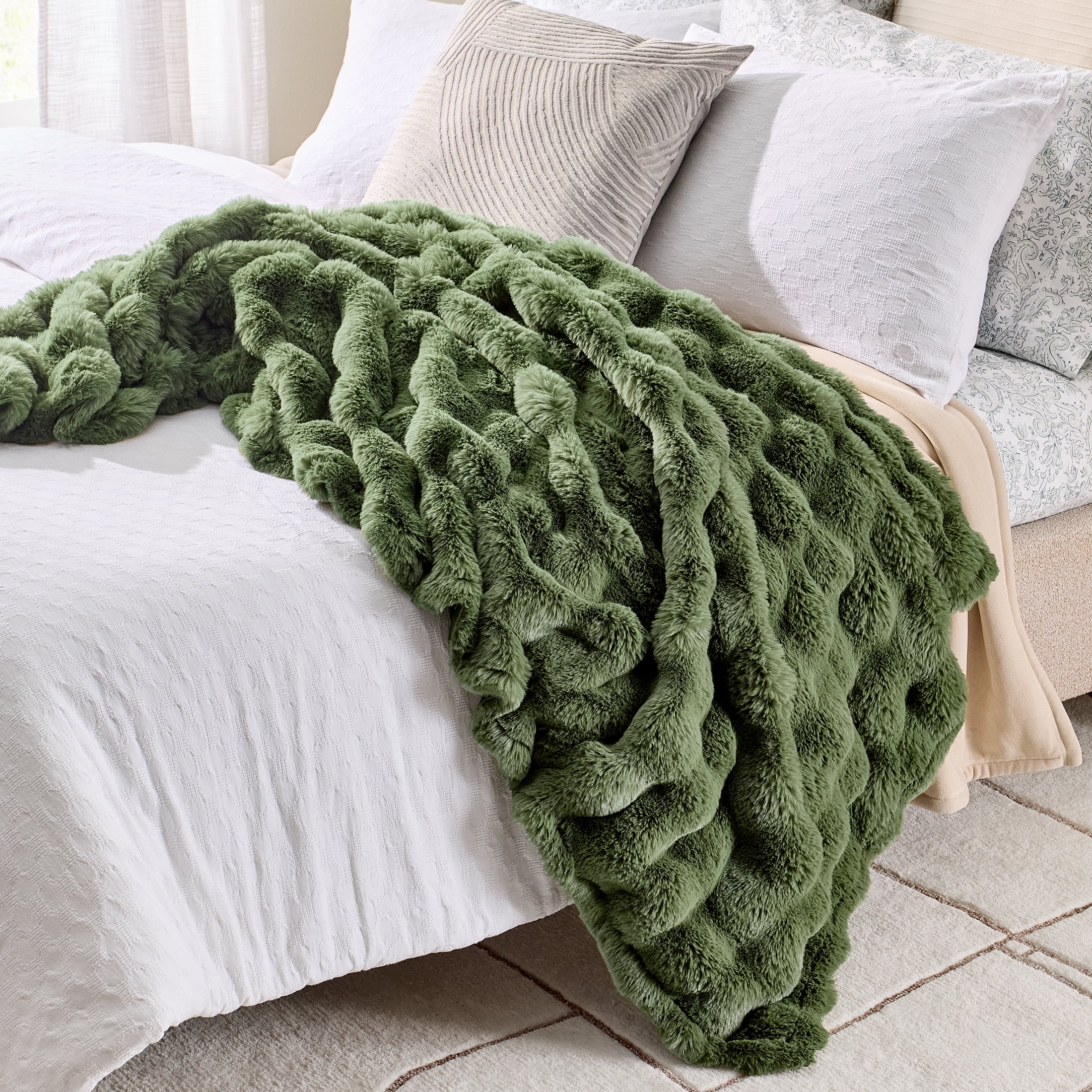 Better Homes & Gardens Bubble Faux Fur Oversized Throw, Cypress Tree, 50 in x 72 in