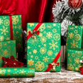 thumbnail image 2 of Papel de regalo Flyhill, color verde navideño, 43 x 10 m, diseño de copo de nieve dorado, 2 of 6
