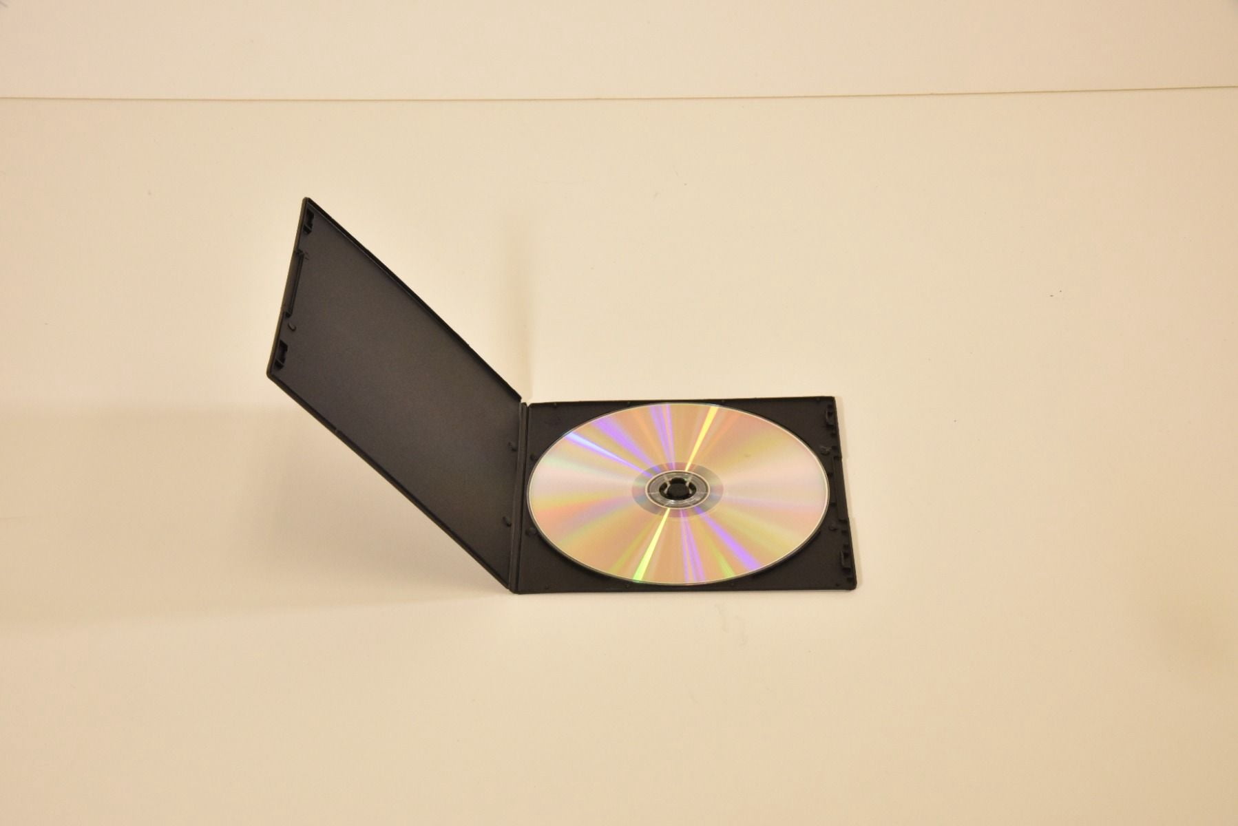 Kingdom Black External Inexpensive Plastic CD/DVD Cases- 4mm Thick - Pack of 200