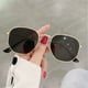 thumbnail image 3 of Gafas de sol polarizadas Qarigey montura ligera para hombres y mujeres protección a la moda materiales unisex dorado verde negruzco, 3 of 6