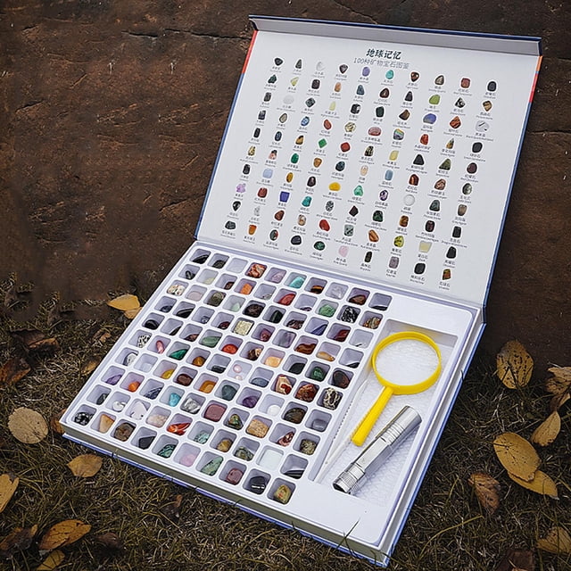 100 unids / caja de geología de geología para niño hoja de identificación, libro colección de , educativo de geología para el yotijar piedras preciosas de roca Multi: Caja abierta vista cenital mostrando 100 muestras de rocas y minerales en rejilla blanca con etiquetas visibles; incluye lupa amarilla, pinza y linterna plateada; la tapa interior muestra una hoja de identificación con nombres e ilustraciones para actividades didácticas y manualidades educativas; caja de cartón rígido aprox. 32.2 x 24.2 cm.