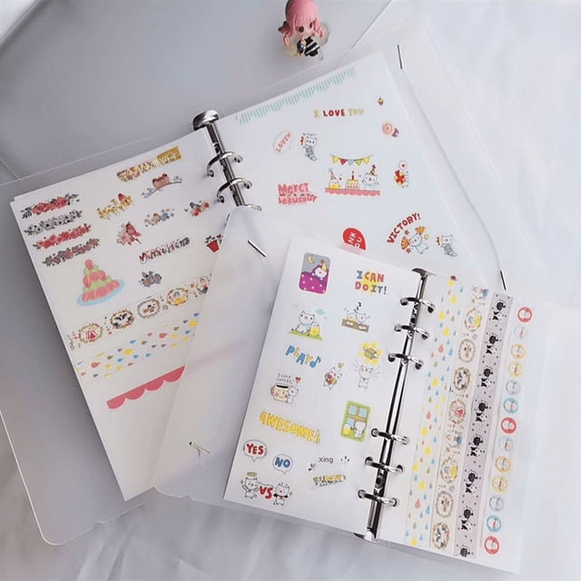 cuaderno de hojas sueltas de doble cara, 100 g, recambio de página interior, pegatinas, hojas sueltas, recambio adecuado — vista cenital de un recambio abierto con anillas de 6 huecos; páginas dobles de 100 g con pegatinas decorativas y tiras de washi, cubierta translúcida y separador plástico sobre fondo claro.