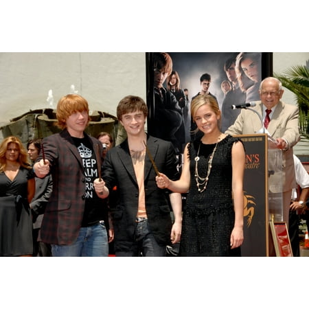 Rupert Grint Daniel Radcliffe Emma Watson At The Induction Ceremony For Harry Potter Foot-Print And Wand-Print Ceremony GraumanS Chinese Theatre Los Angeles Ca July 09 2007 Photo By Dee (Emma Watson Best Photos)
