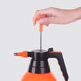 thumbnail image 3 of Pulverizador a presión de 3L en color naranja, ideal para riego, desinfección y limpieza en jardines, oficinas y exteriores., 3 of 7