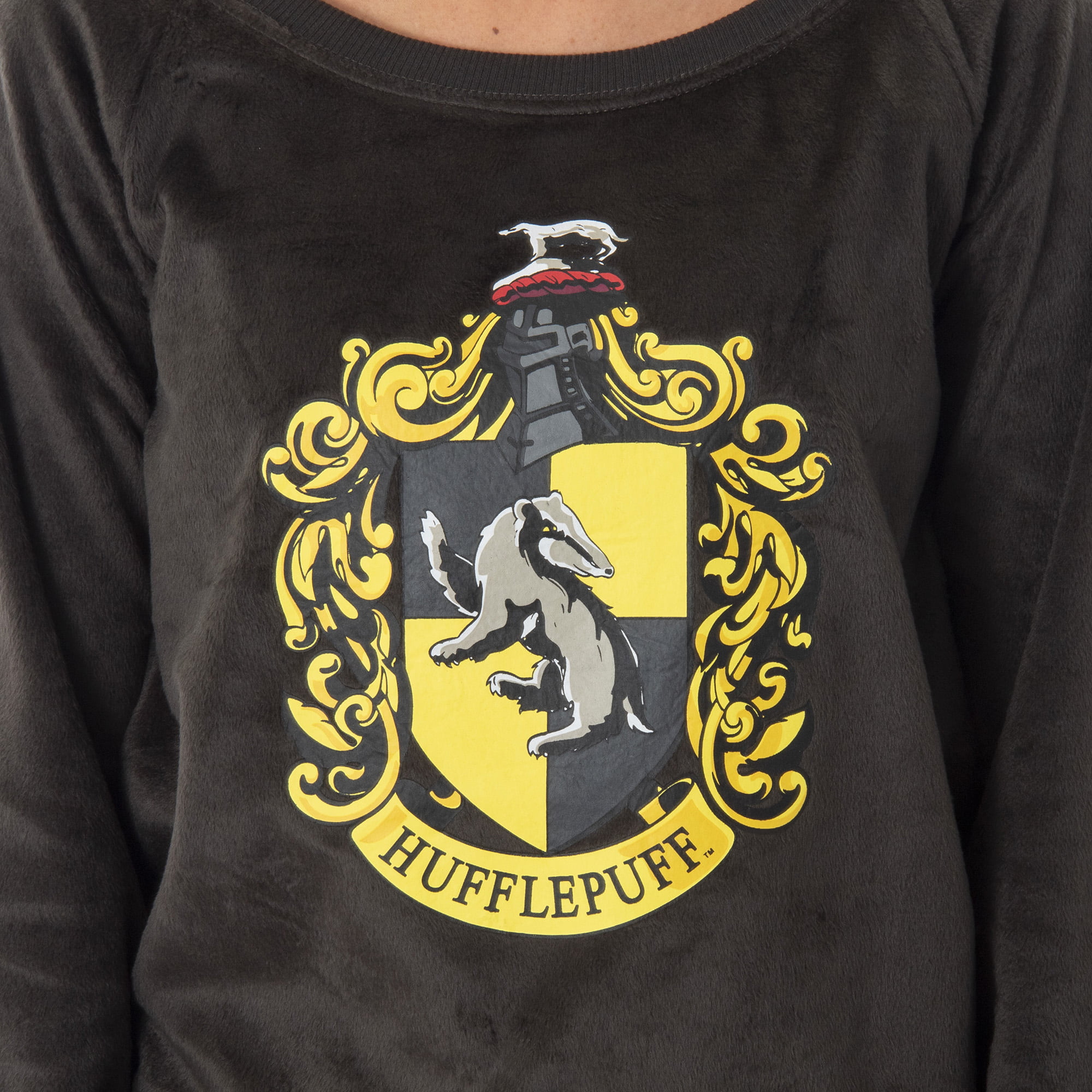 Harry Potter Juniors\' Hogwart Castle Hufflepuff Crest Jogger Pajama Set  (LG)