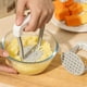thumbnail image 4 of Manual Potato Transmisión de papa Reutilizable Patata Masher Herramienta de molienda de papas Cocina de cocina Gadget, 4 of 5