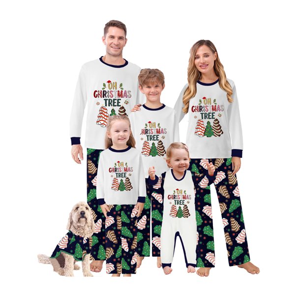 Conjunto de pijamas navideños familiares a juego con estampado de árbol de Navidad y tarta con letras. Pijamas de vacaciones para papá, mamá y niños.