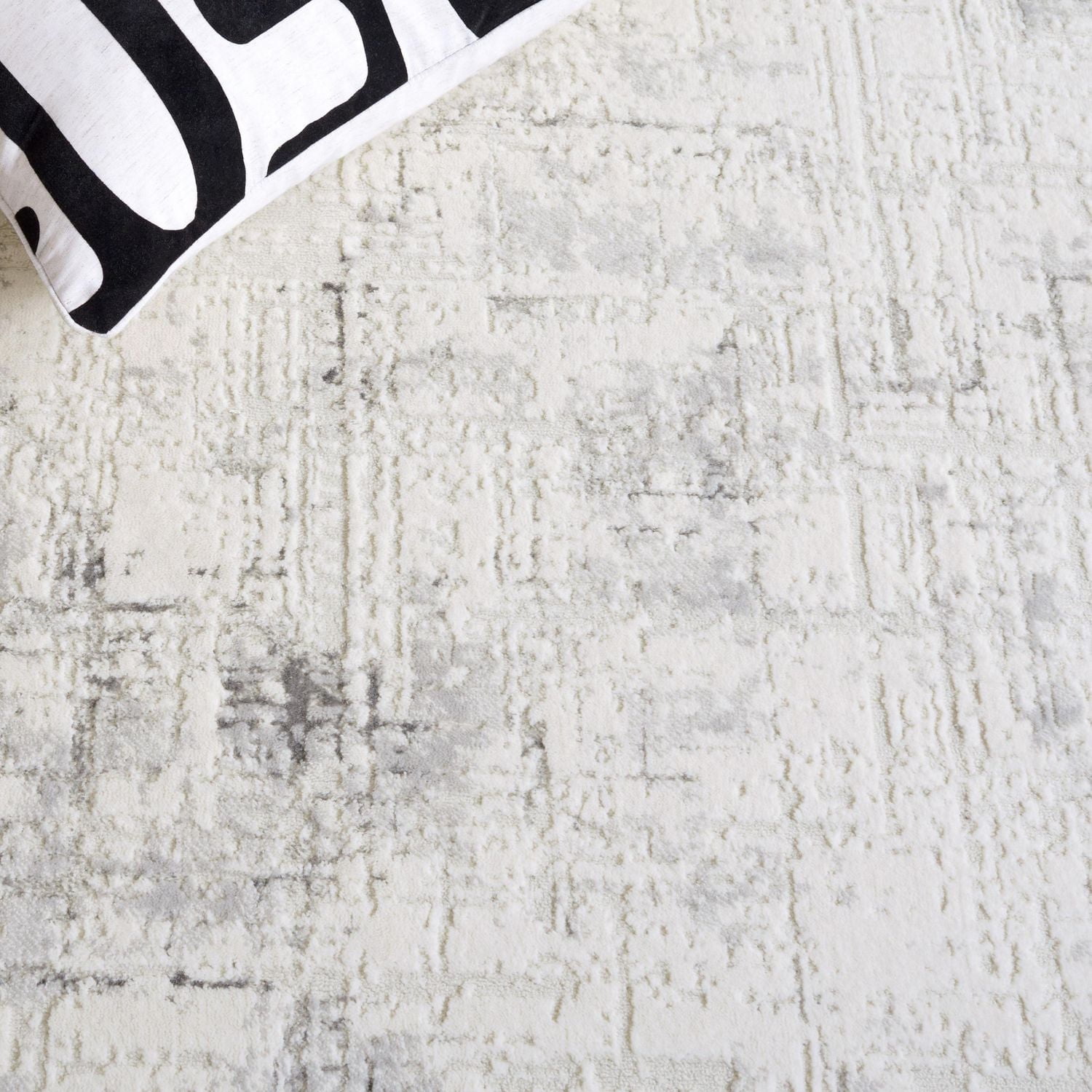 SAFAVIEH Hanna Lynna Distressed Area Rug