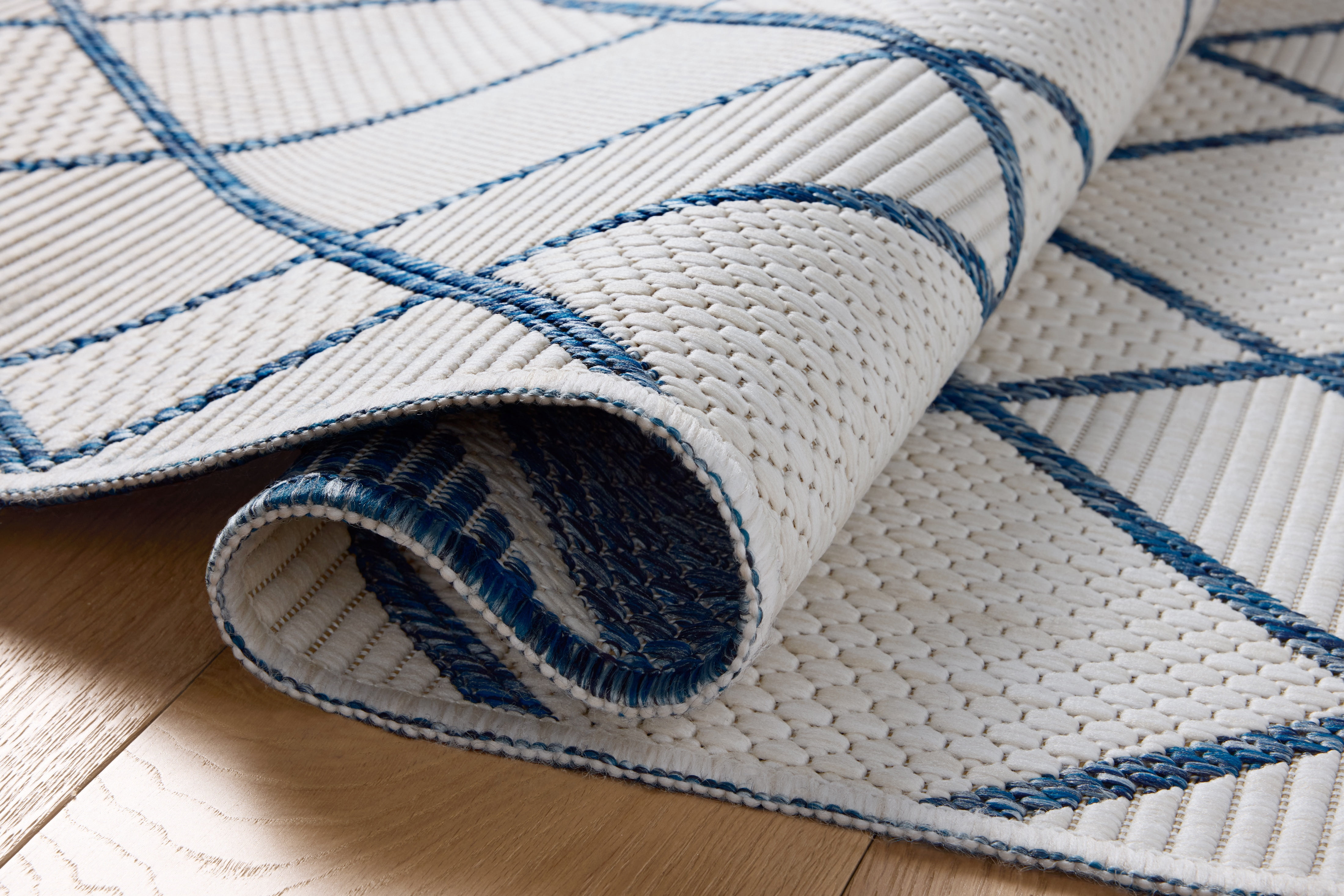Indoor Outdoor Rug 5x8, Reversible, Loloi Easton Ivory / Denim (5'3" x 7'6")