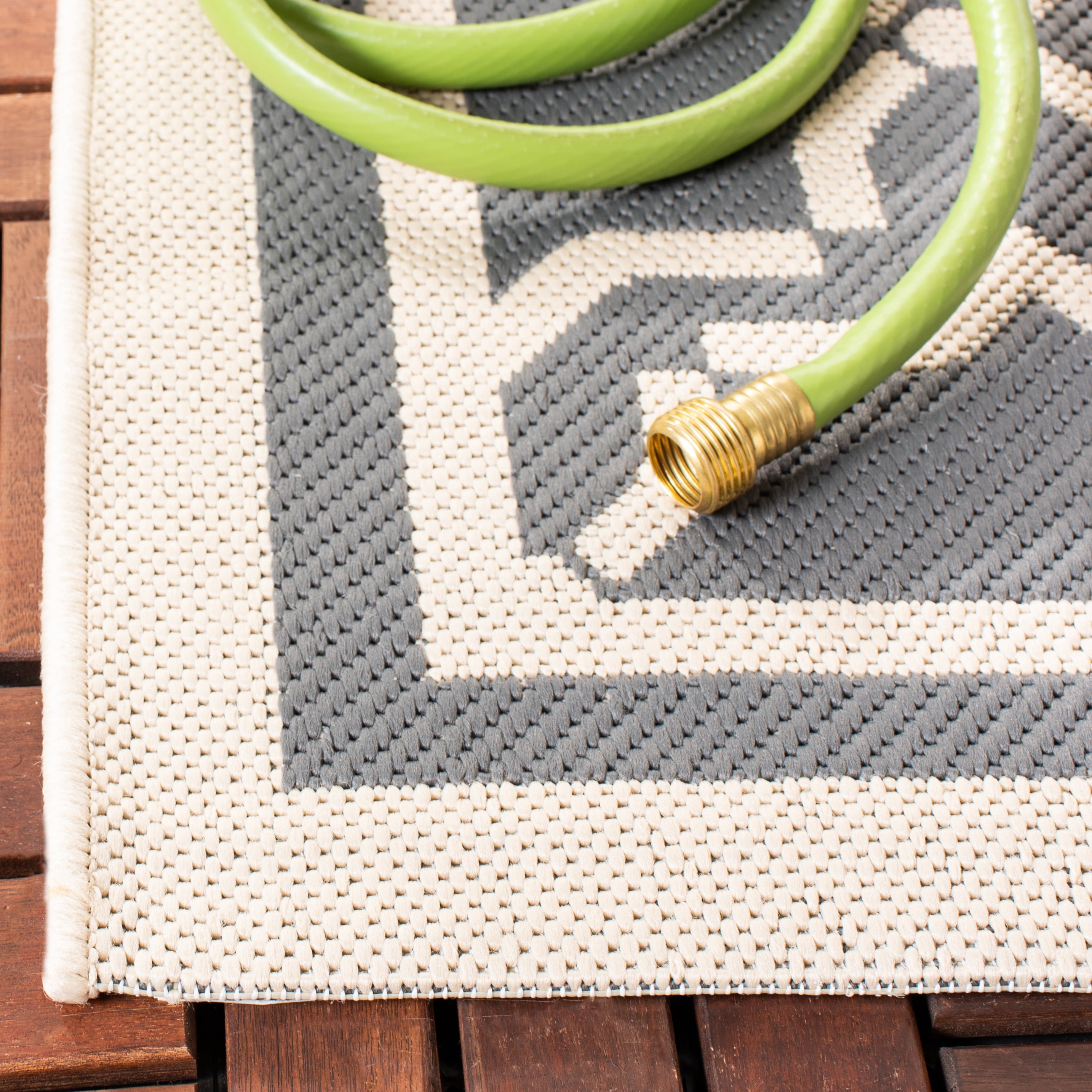 SAFAVIEH Courtyard Allison Geometric Bordered Indoor/Outdoor Area Rug, 5'3" x 7'7", Anthracite/Beige