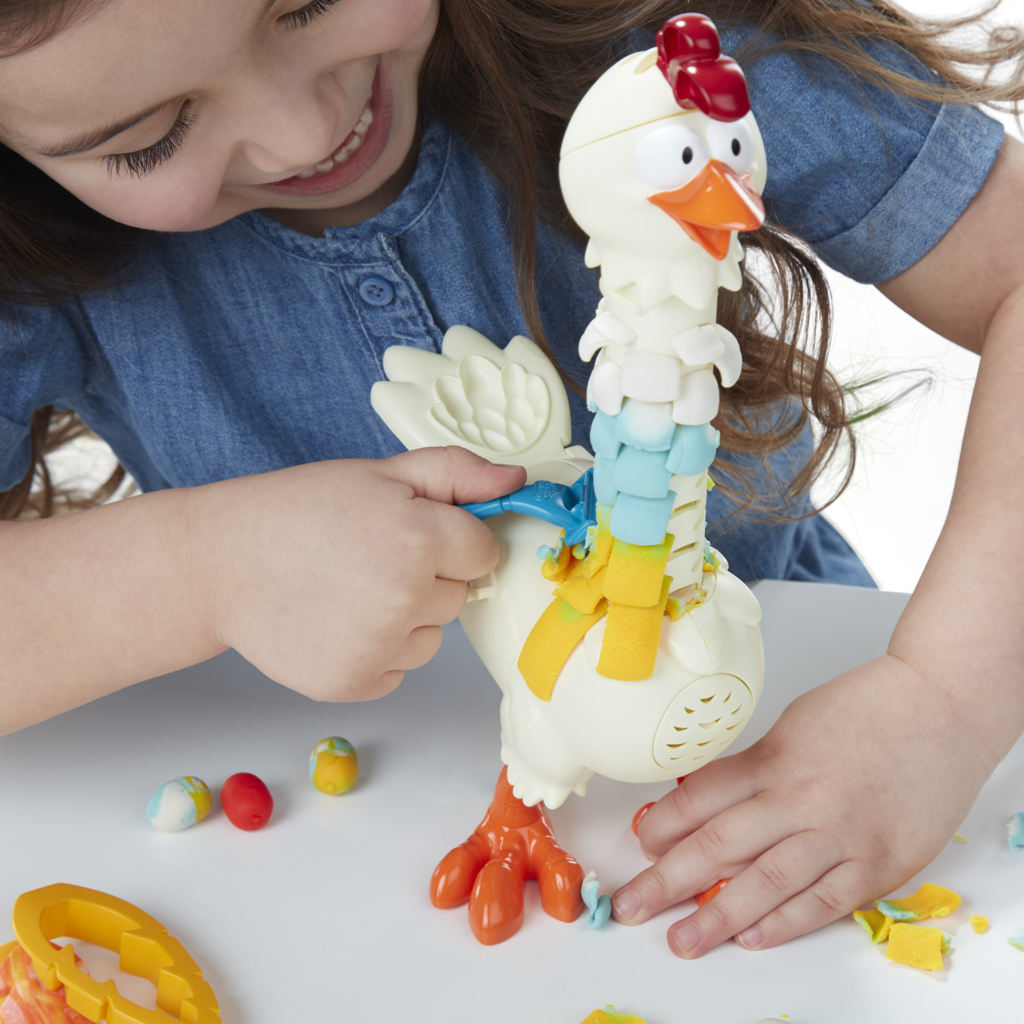 Play-Doh Animal Crew Cluck-a-Dee Feather Fun Chicken Toy Farm Animal Playset with 4 Non-Toxic Play-Doh Colors - image 4 of 11
