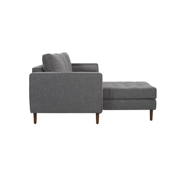 sala esquinera izquierda 4 cuerpos landero estilo retro color gris oscuro, vista lateral del sofá esquinero modular con chaise a la derecha, tapizado gris oscuro texturizado, cojines de respaldo rectangulares y patas de madera cortas; medidas 90x166x301 cm, se entrega ensamblado; también adecuado como sofá de lectura en oficina o estudio.