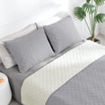 thumbnail image 2 of Juego de colcha reversible Easy-Going Full/Queen, gris claro y marfil, 2 of 8
