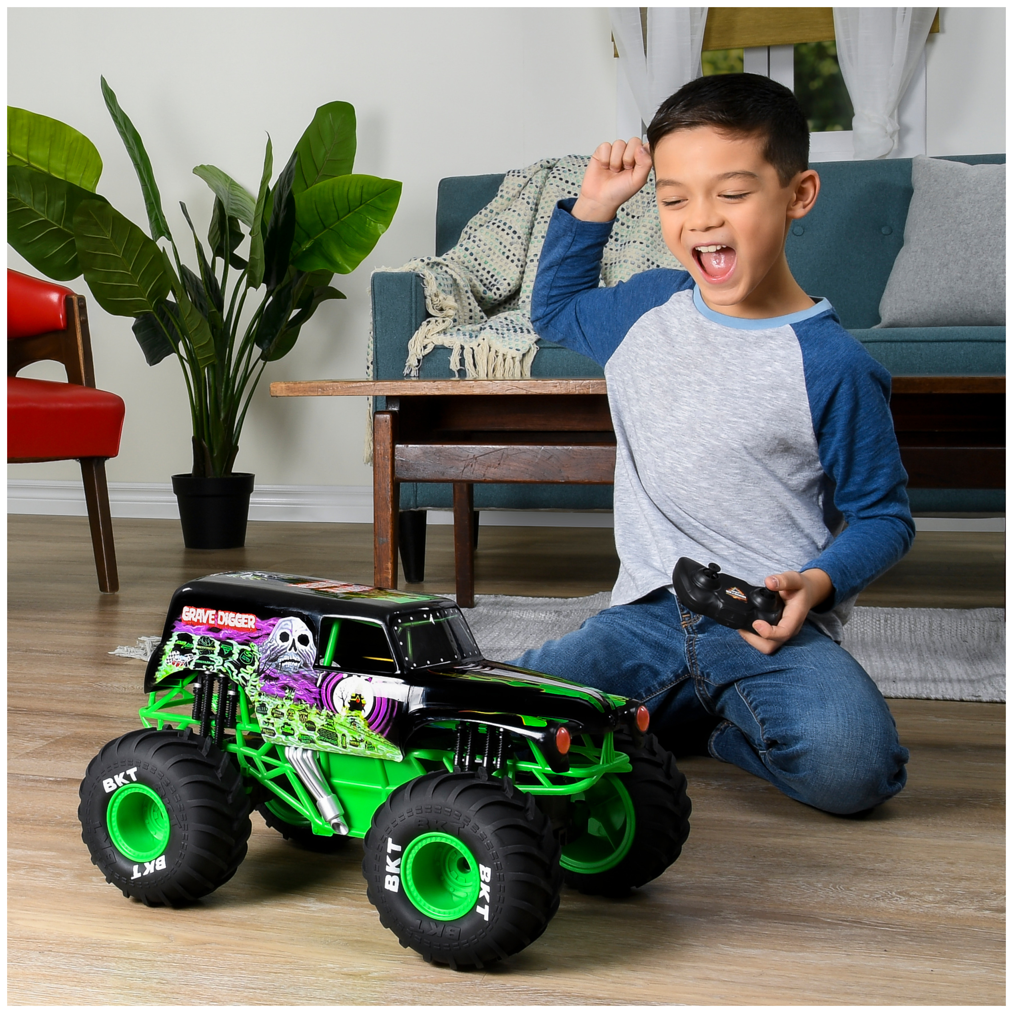 Monster Jam, Official Grave Digger Remote Control Truck  1:15 Scale, 2.4GHz - image 4 of 9